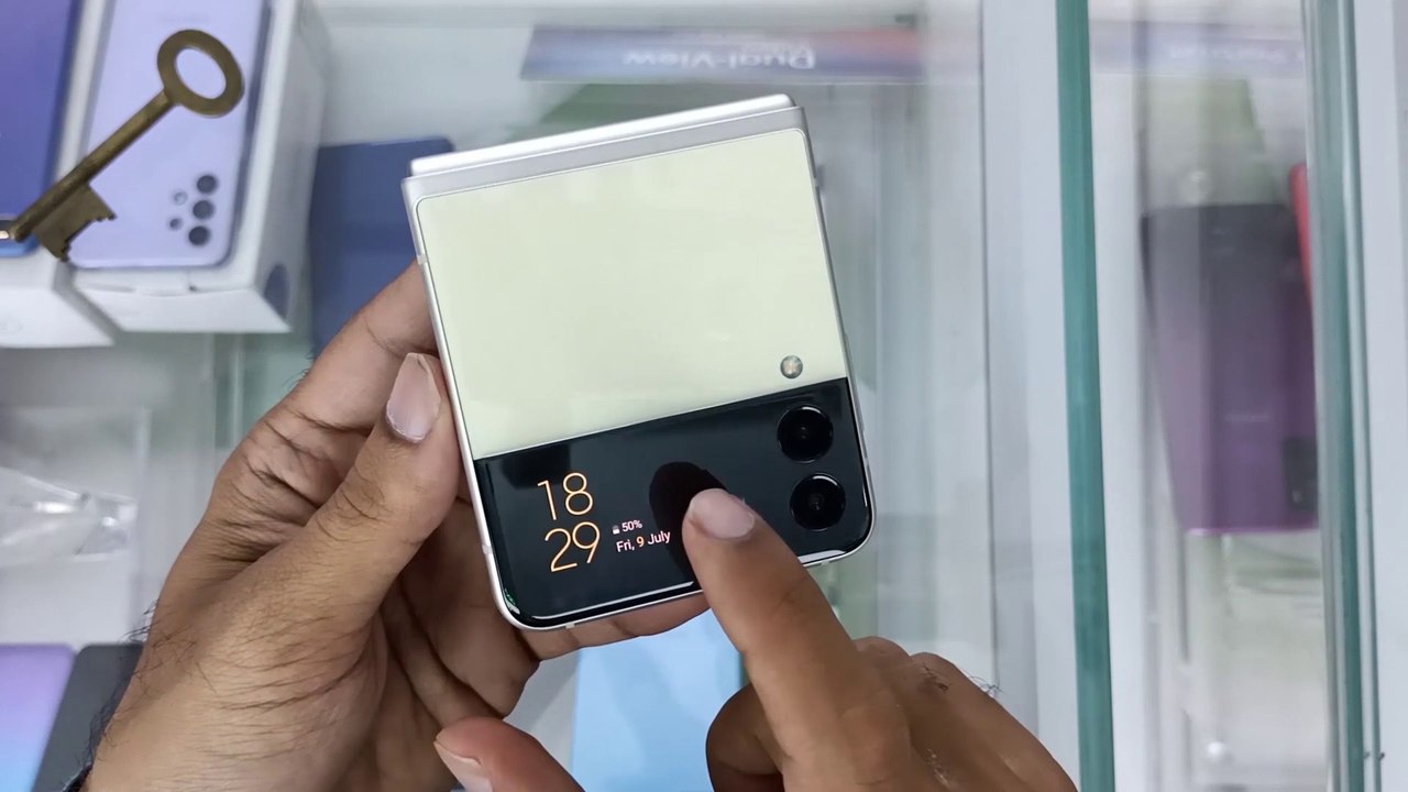 Samsung Galaxy Z Flip 3 First Look AND Camera Tour | Magic Magic & Magic! | The Guru Talks