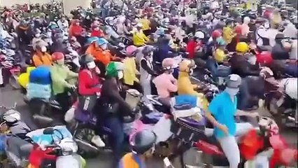 Hàng nghìn người ùn ùn rời TP.HCM về quê