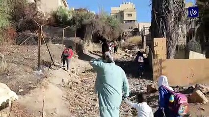 أطفال يسلكون طرقاً "وعرة" للوصول إلى مدرستهم في المهاجرين