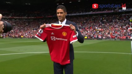 Perkenalan Varane Disambut Meriah Ribuan Fans Manchester United di Old Trafford