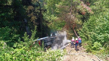 Sel bölgesine malzeme götürürken şarampole yuvarlandı