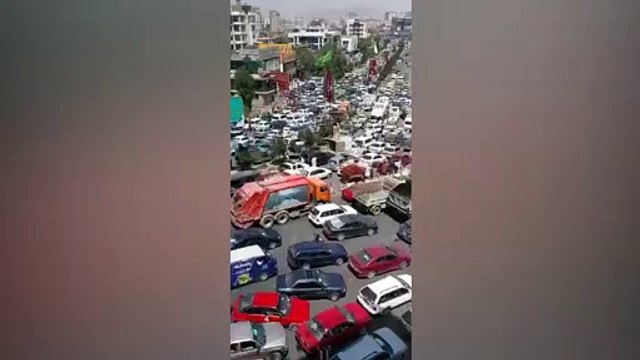 Taliban'ın girmesiyle Kabil'den çıkmak isteyenlerin yarattığı trafik böyle görüntülendi