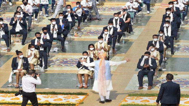 PM Modi applauded in honor of Olympic medalists at Red Fort