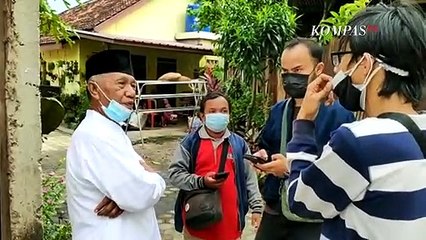 Tải video: Geledah Rumah Terduga Teroris di Lampung, Densus 88 Sita Laptop dan Buku-buku