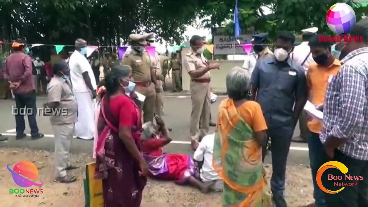 சுதந்திர தின விழா நடக்க உள்ள மைதானத்தின் முன்பு சுதந்திர போராட்ட தியாகியின் வாரிசுகள் தரையில் அமர்ந்து போராட்டம் நடத்தியதால் பரபரப்பு