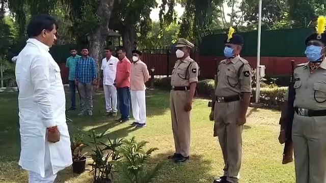 केंद्रीय कृषि राज्यमंत्री ने अपने दिल्ली निवास पर ध्वजारोहण कर ली परेड की सलामी