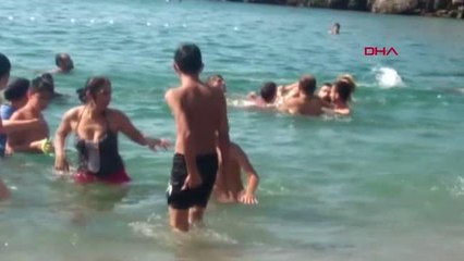 SERİNLEMEK İÇİN GİRDİĞİ DENİZDE BOĞULMA TEHLİKESİ GEÇİRDİ