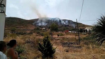 Bomberos trabajan para sofocar dos conatos, uno en Las Mesas y otro en Valle Jiménez