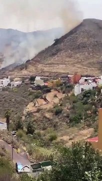 Bomberos trabajan para sofocar dos conatos, uno en Las Mesas y otro en Valle Jiménez