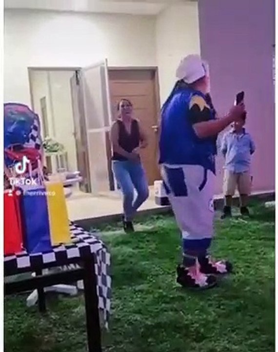 Molestan al cantante de Código Fher en un cumpleaños infantil