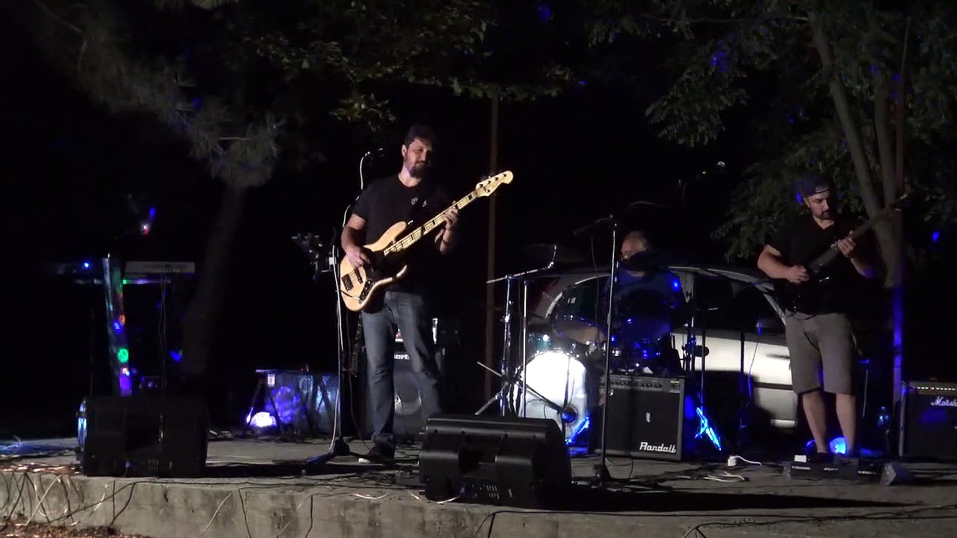 ⁣Група Strike изпълнява