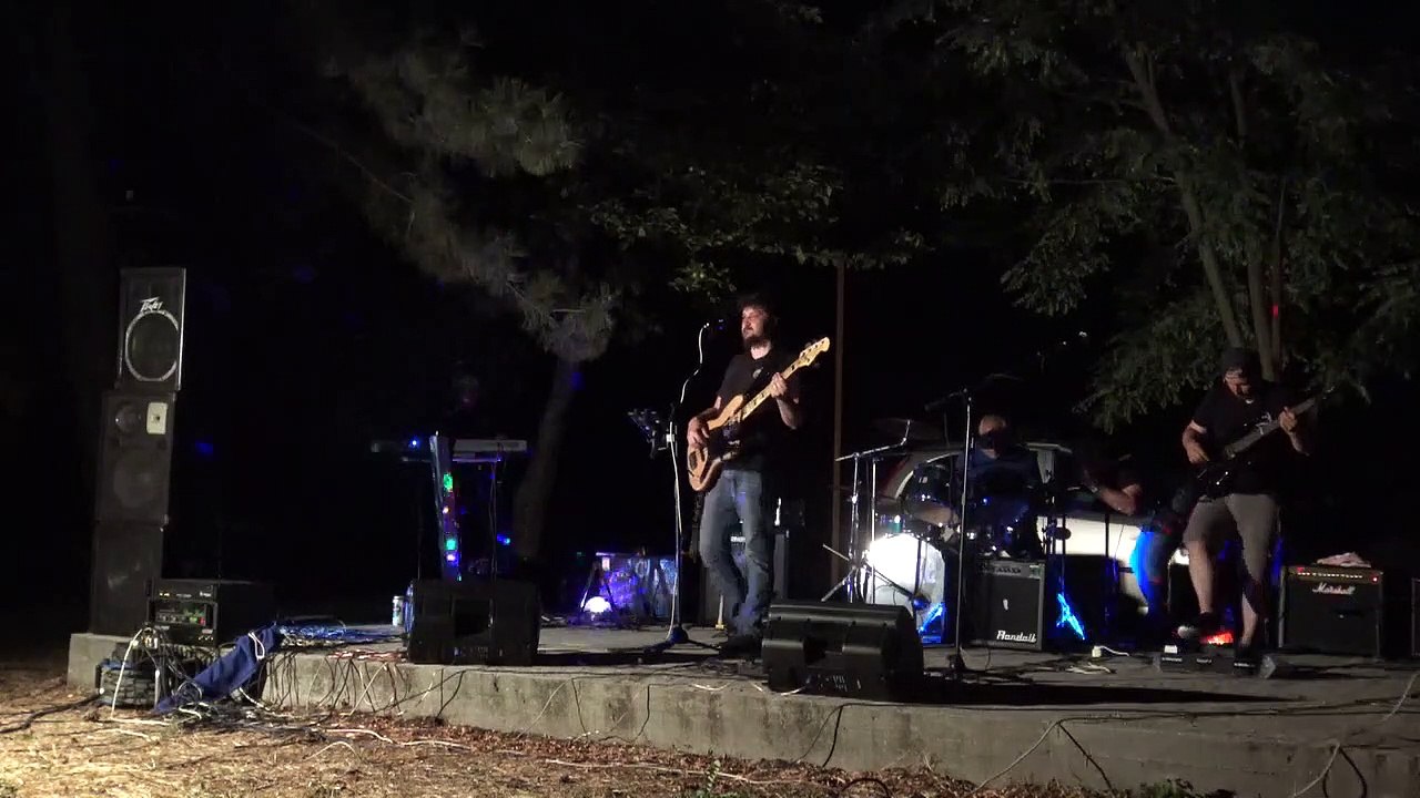 "Любов" на "Сигнал", изпълнява група Strike