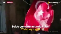 Çamurun altında kalan Türk bayrağını yıkayıp yeniden astılar
