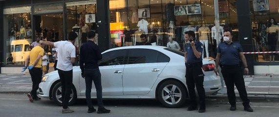 OTOMOBİLE ATEŞ AÇILDI; BABA ÖLDÜ, OĞLU YARALANDI