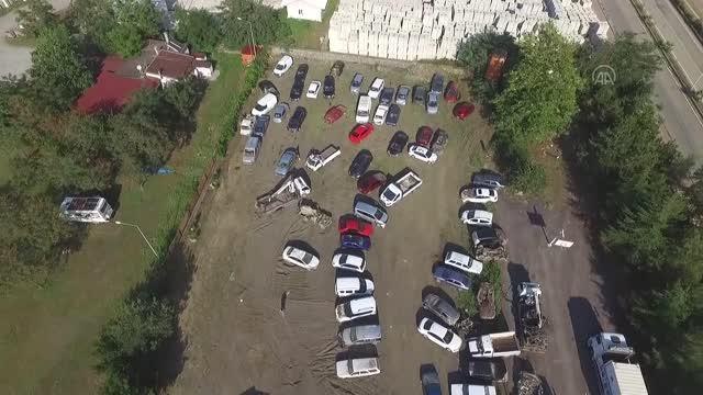 Son dakika haber... KASTAMONU - Bozkurt'taki sel felaketinde balçıkla kaplanan araçlar hasar tespiti için bir alanda toplanıyor