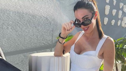 Karşıdan esen rüzgarın tadını çıkaran Defne Samyeli siyah bikinisiyle nefes kesti