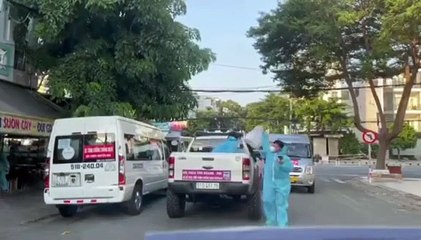 Nữ tình nguyện viên “nấm lùn” hì hục tự trèo xuống xe