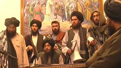 Taliban liderleri, Afganistan Cumhurbaşkanlığı Sarayı'nda! İşte bayrağı da kaldırdıkları yeni görüntüler