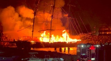 Tur tekneleri alev alev yandı