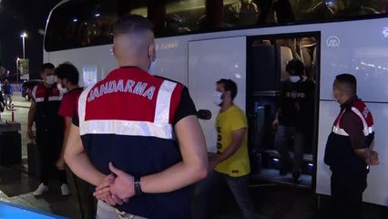 Van'da güvenlik güçlerince yakalanan göçmenler sınır dışı edildi