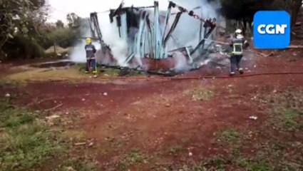 Residência de madeira no Bairro Morumbi fica completamente destruída após pegar fogo