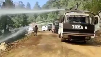Orman işçisinin yangına müdahale eden TOMA'ları görünce yaşadığı sevinç kameraya yansıdı