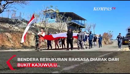 Bendera Raksasa Dibentangkan di Dalam Perairan Teluk Maumere