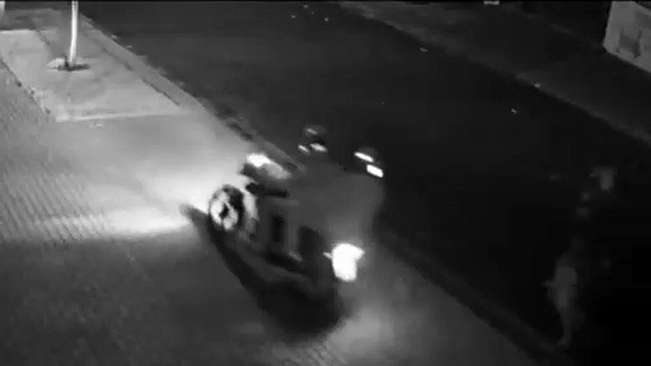 Câmera de segurança flagra momento em que diversos disparos são efetuados contra dois homens no Alto Alegre