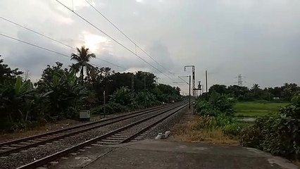 Route Diverted _||_ 03188 Maa-Tara Special (RPH-SDAH) leading with SDAH WAP-7 coming furiously _||_ ER