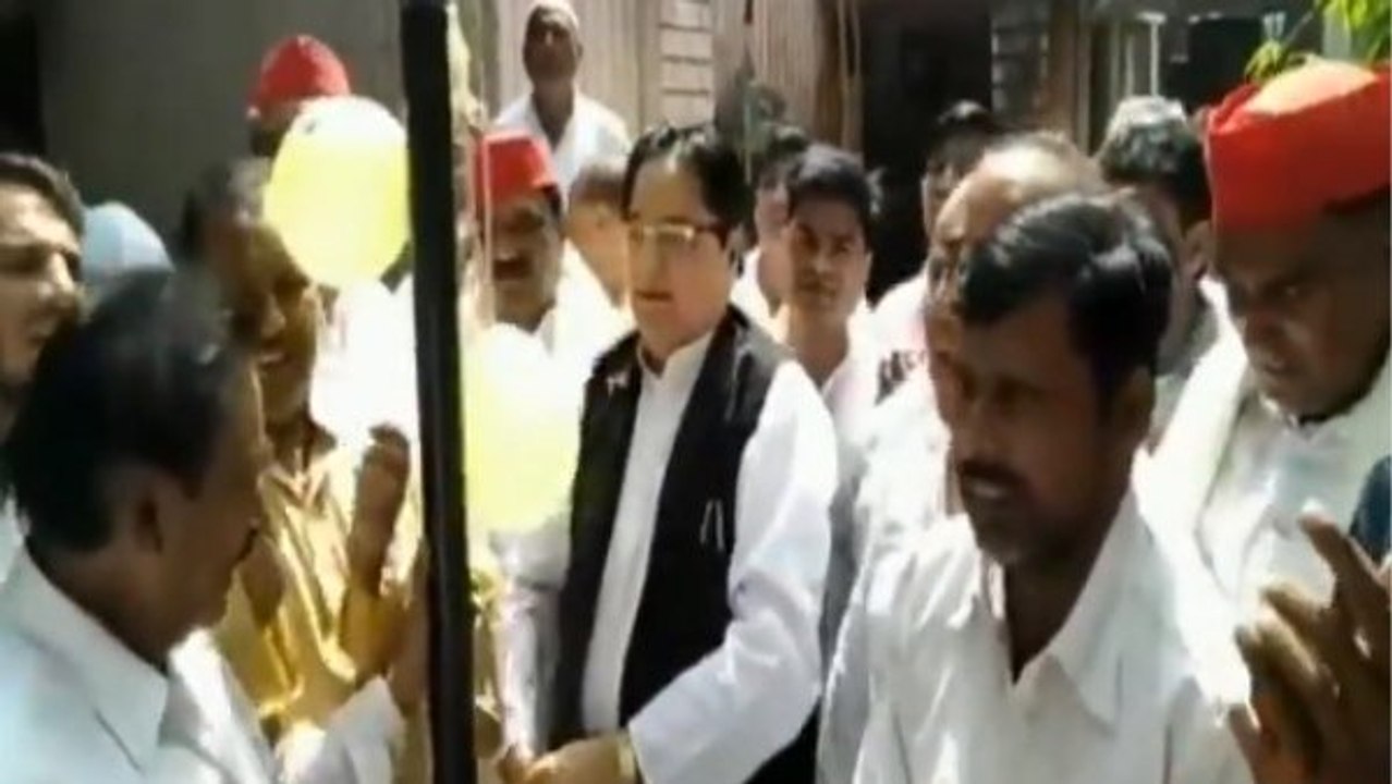 VIDEO: ध्वजारोहण के बाद राष्ट्रगान भूल गए सपा सांसद डॉ. एसटी हसन, एक लाइन गाकर चलते बने