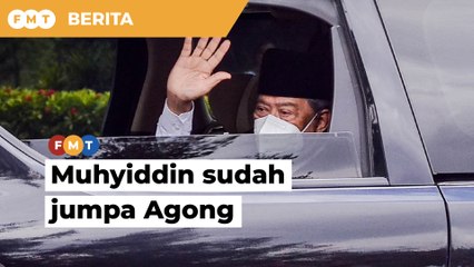 Muhyiddin keluar dari Istana Negara, setelah selesai menghadap Agong