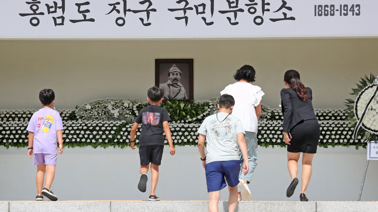 홍범도 장군 임시 안치된 '대전 현충원'에 참배 행렬 이어져 / YTN