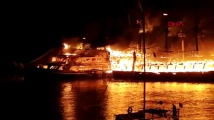 Tur tekneleri alev alev yandı