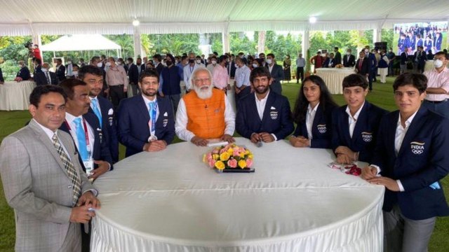 PM had breakfast with Olympic medalists, pictures surfaced