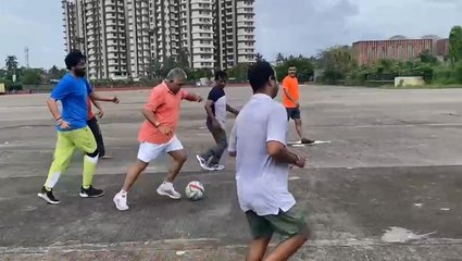 খেলা হবে দিবসে সাতসকালেই ফুটবল পায়ে মাঠে নেমে পড়লেন দিলীপ ঘোষ | Oneindia Bengali