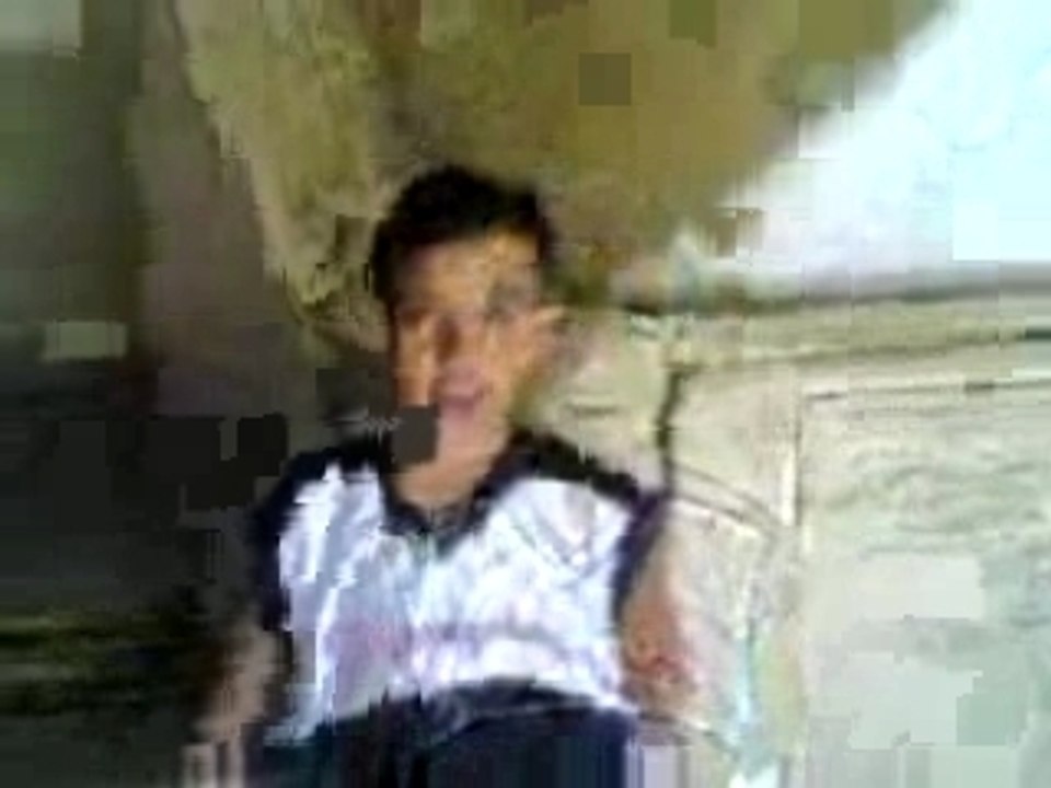 un enfant avec une trés belle voix