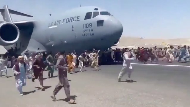 Afghanistan : scène de chaos à l’aéroport de Kaboul, pris d’assaut par des Afghans tentant de fuir