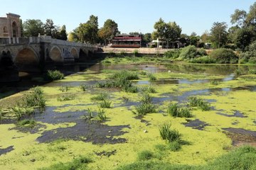 Debisi düşen Tunca Nehri'nde atılan çöpler ortaya çıktı