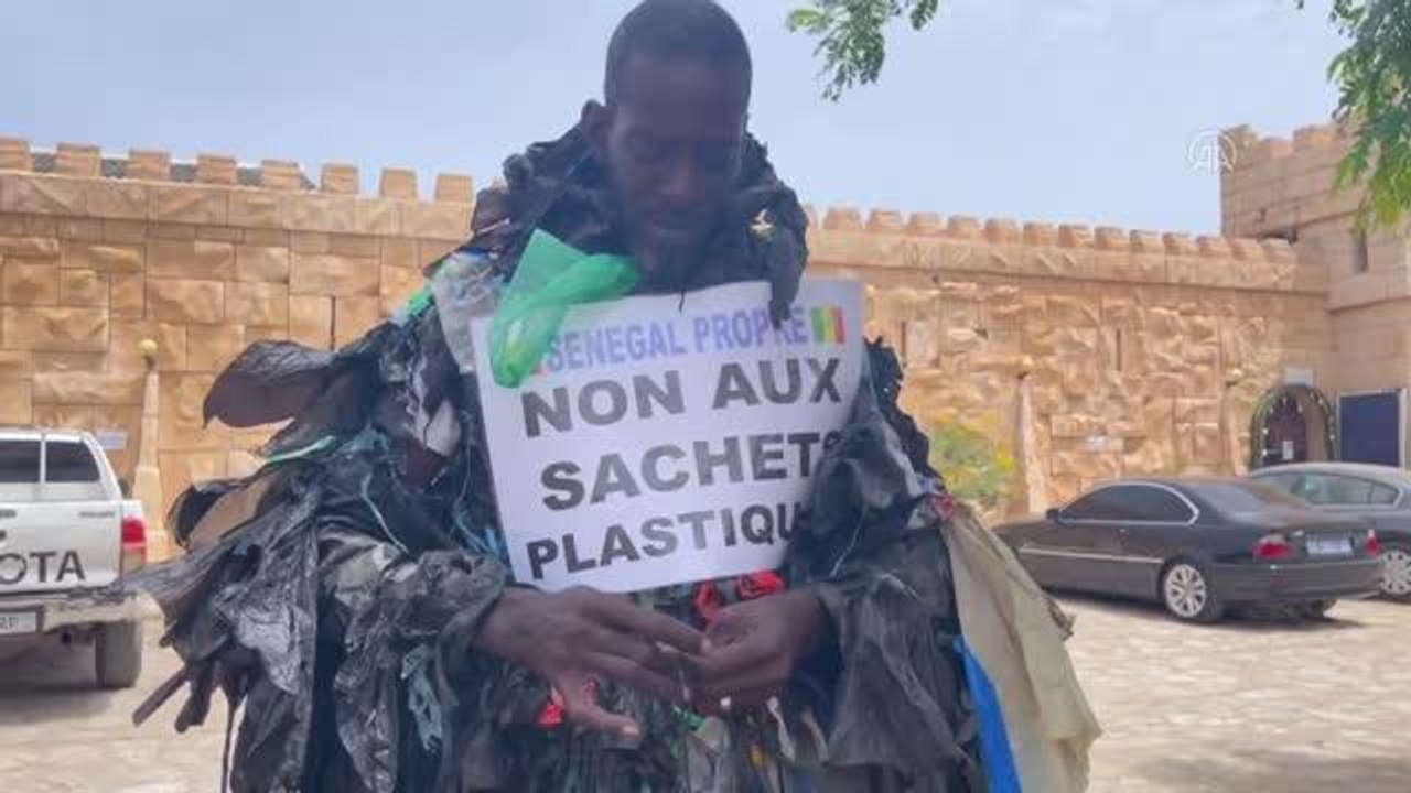 Senegal'in "Plastik Adamı", Dakar sokaklarında plastik atıklarla savaşıyor
