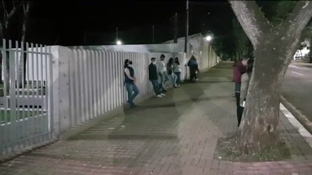 Filas começam a se formar desde cedo nas UBSs de Cascavel; jovens com 27 anos ou mais serão imunizados hoje