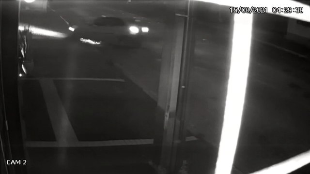 Vídeo: imagens de segurança flagram momento que veículo invade fachada de estabelecimento no Maria Luiza