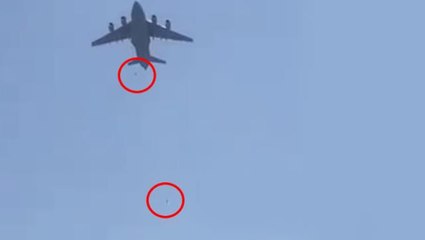 Uçağın iniş takımlarına tutunarak Taliban'dan kaçmaya çalışan 2 kişi feci şekilde can verdi