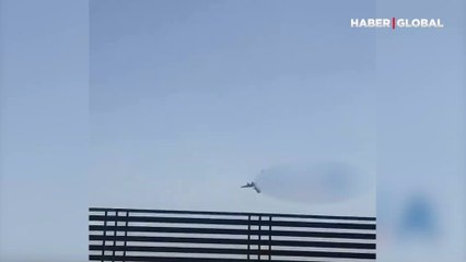 Afganistan'dan acı kaçış: Tutunmaya çalıştıkları uçaktan düştüler