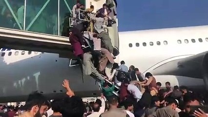 Taliban'dan kaçmaya çalışanlar uçaklara akın etti