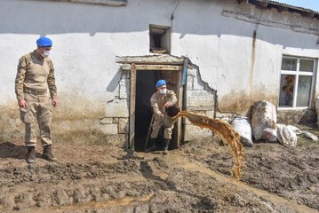 Komandolar selin vurduğu Kars'ın İnkaya köyündeki evleri çamurdan temizliyor