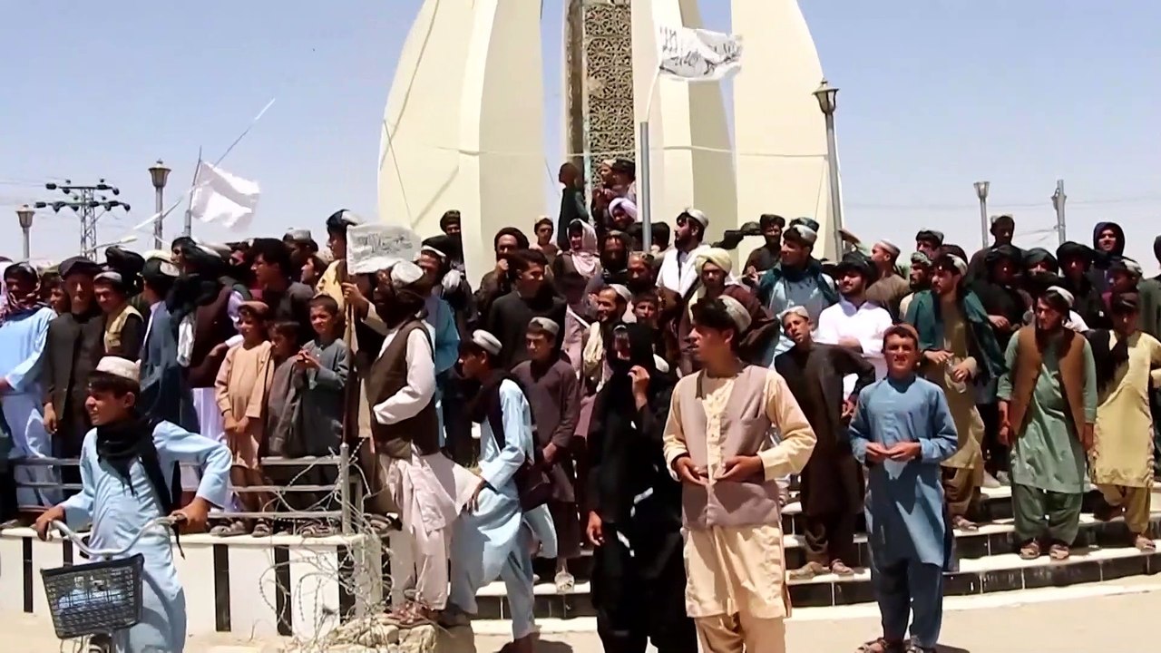El aeropuerto de Kabul cierra ante el avance talibán, que promete "serenidad"
