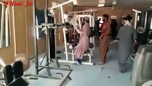 Des talibans s'amusant dans un gymnase après l'occupation