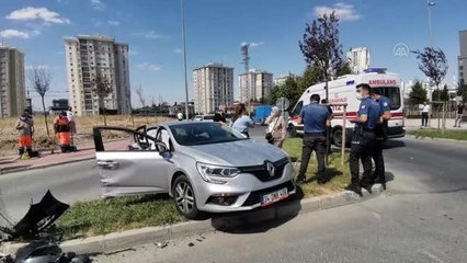 Başakşehir'de iki otomobilin çarpışması sonucu 5 kişi yaralandı