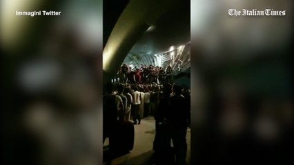 Afghanistan, volo d'evacuazione a Kabul: la folla si arrampica per imbarcarsi