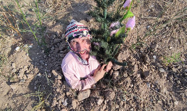 Farkındalık için 'kendisini toprağa gömdü': Herkesi fidan dikmeye davet ediyorum